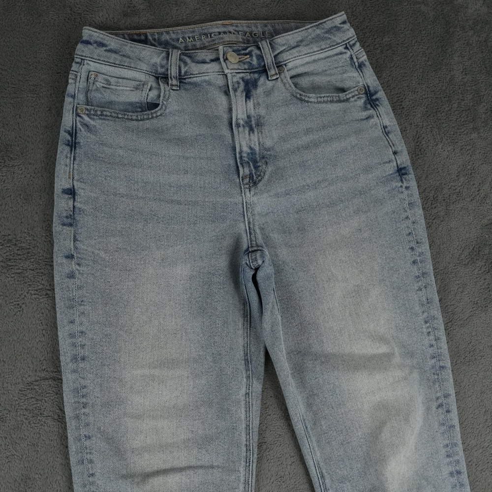 American Eagle Mom Straight Jean Womens 2 Short Light Wash Blue Stretch Denim